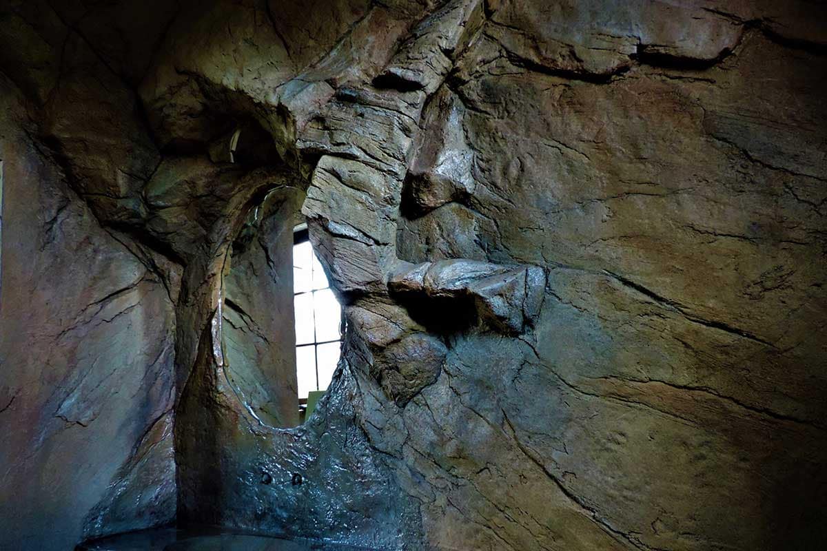 Sztuczna-skała-w-architekturze-wnętrz-top