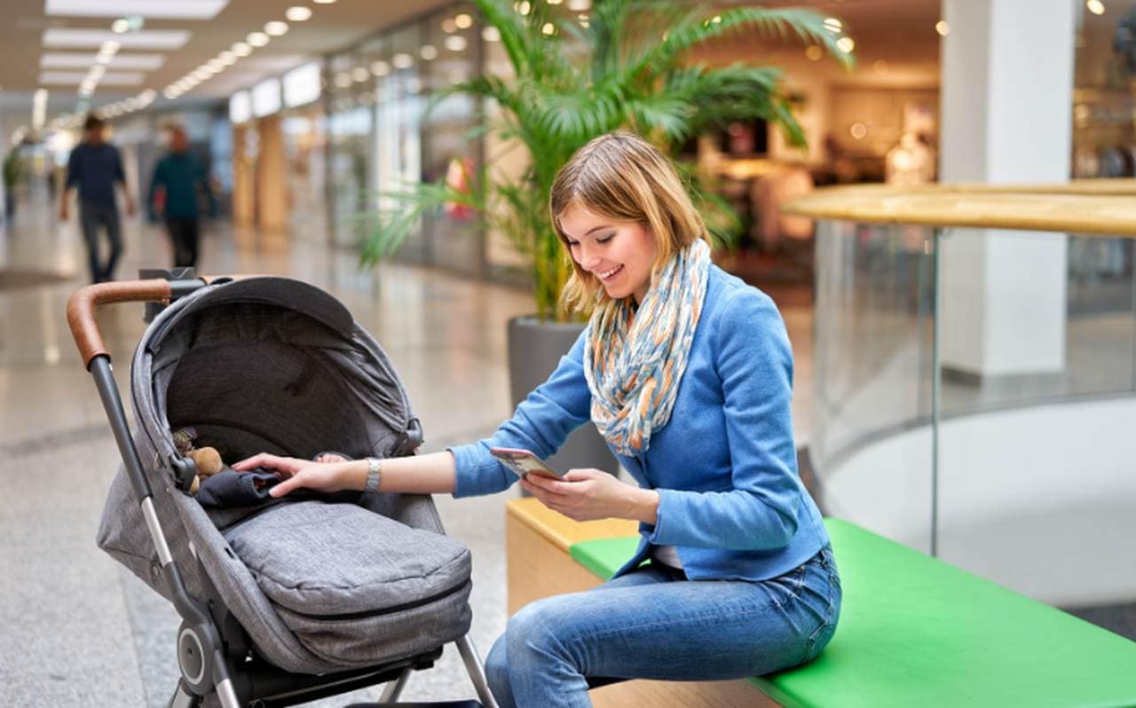 jaki wózek w galerii z kobietą w niebieskim swetrze