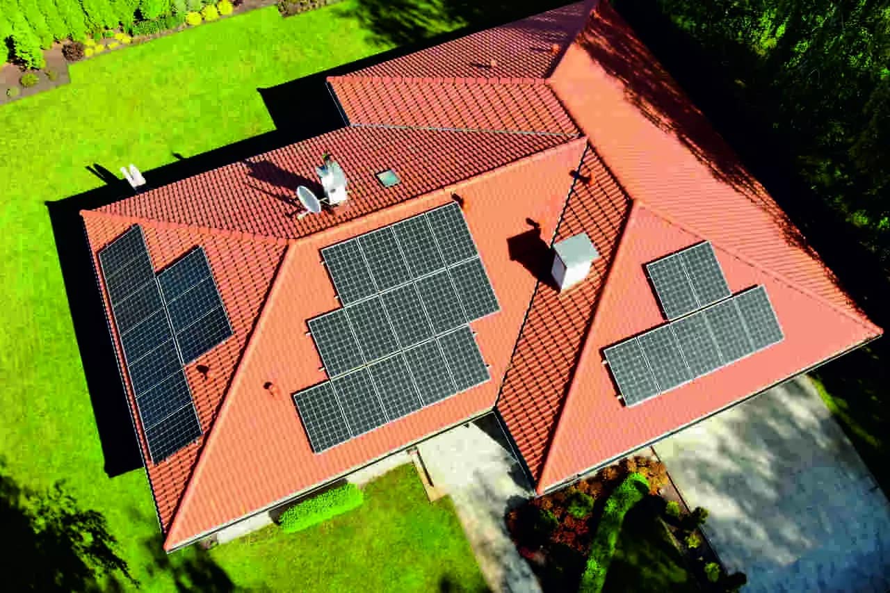 dom-jednorodzinny-solary-na-dachu