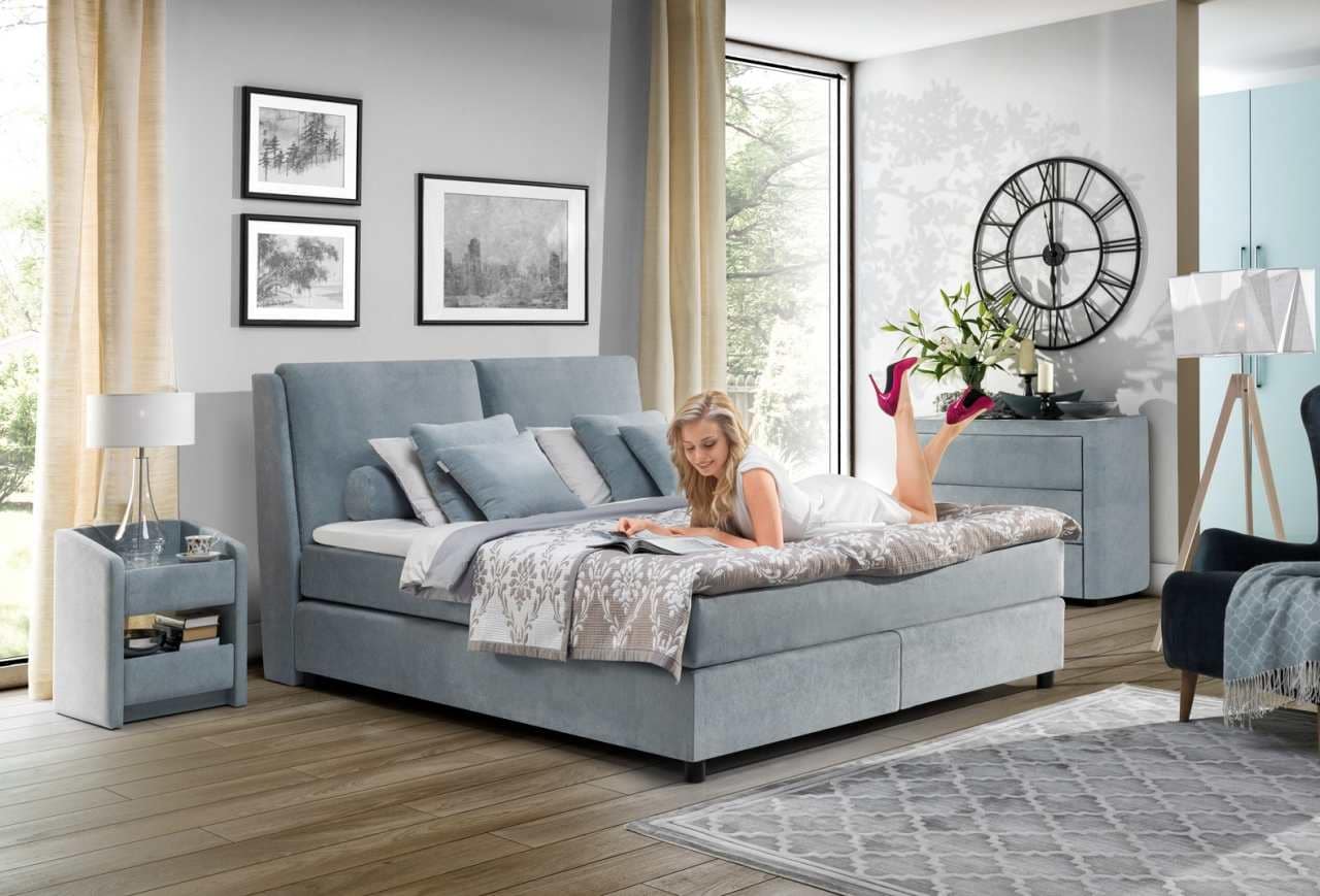 swiat-sypilani-lozko-szare