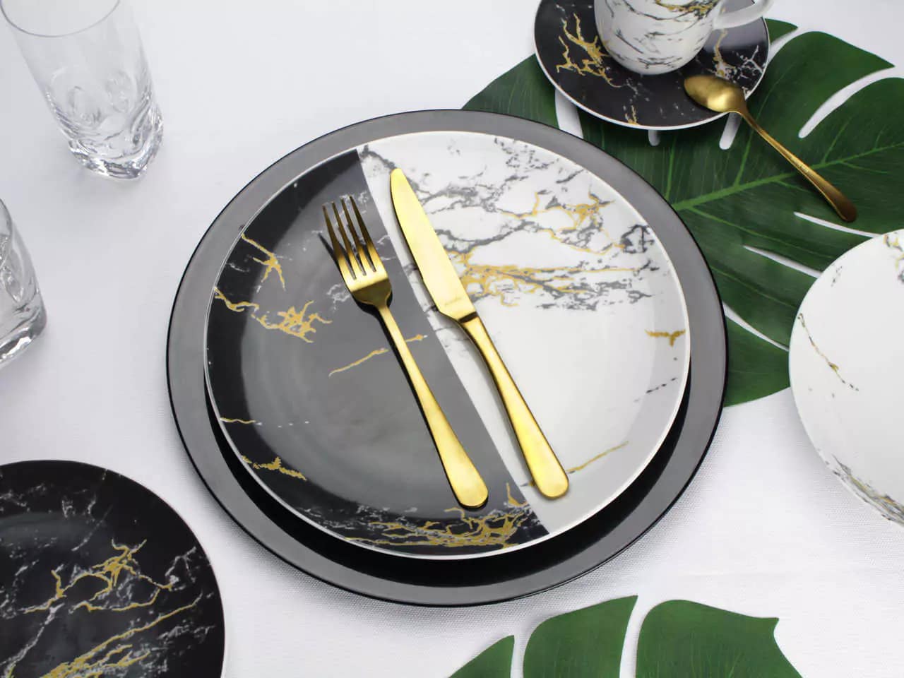 porcelana24-talerz-marmur-bialy-czarny-zloty-wiedelec-noz